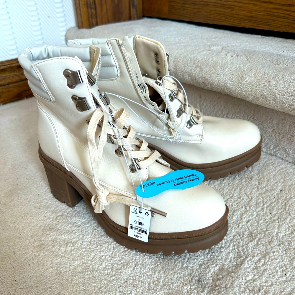 New with tags ladies boots. Sz 8 cream with brownish sole. Super cute.